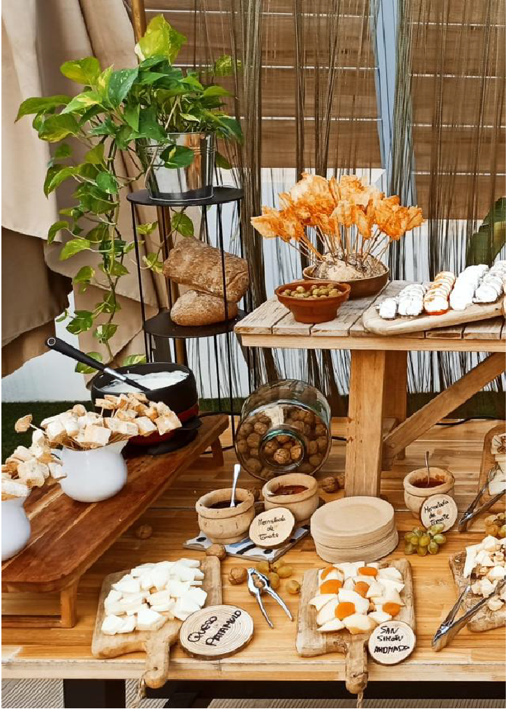 mesas con tablas de quesos para eventos